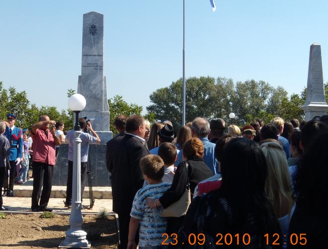 Слика1: Споменик јунацима Србима(лево) и Русима(десно)